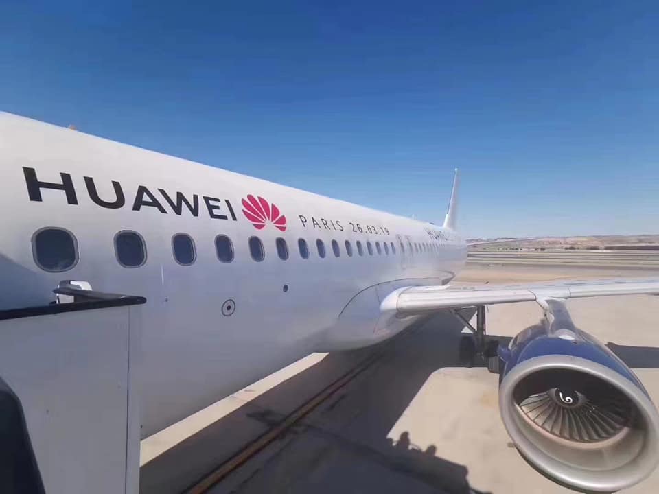 Ilyen a Huawei P30 repülőjárat