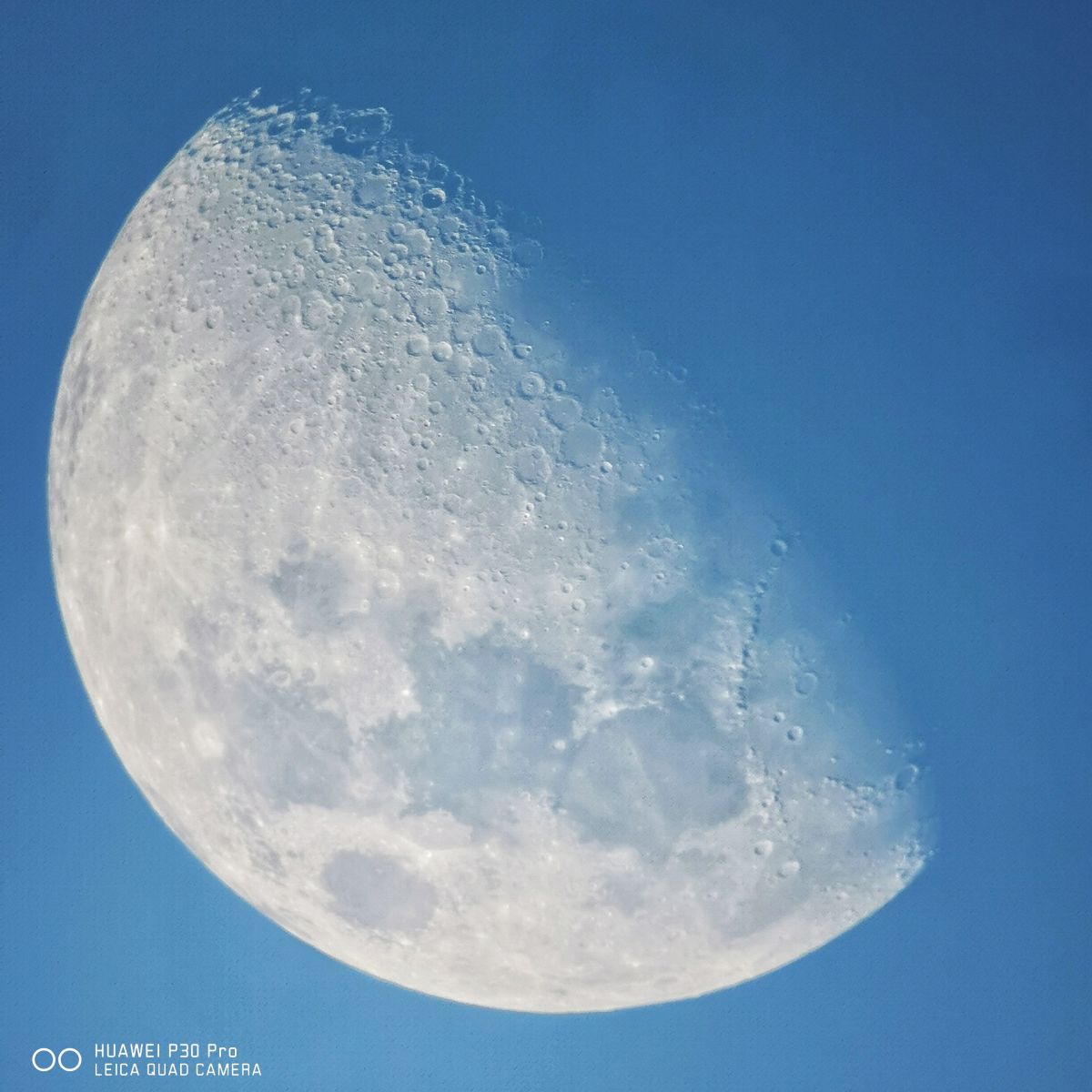A Huawei P30 Pro Quad Leica kamera tükrös és lencsés távcsövekhez történő csatlakozásával készített Holdfotó 
