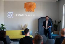 Nagy Róbert, a Huawei tréningmenedzsere a cég 2022. tavaszi sajtóeseményén mutatja be a Nova 9 SE-t