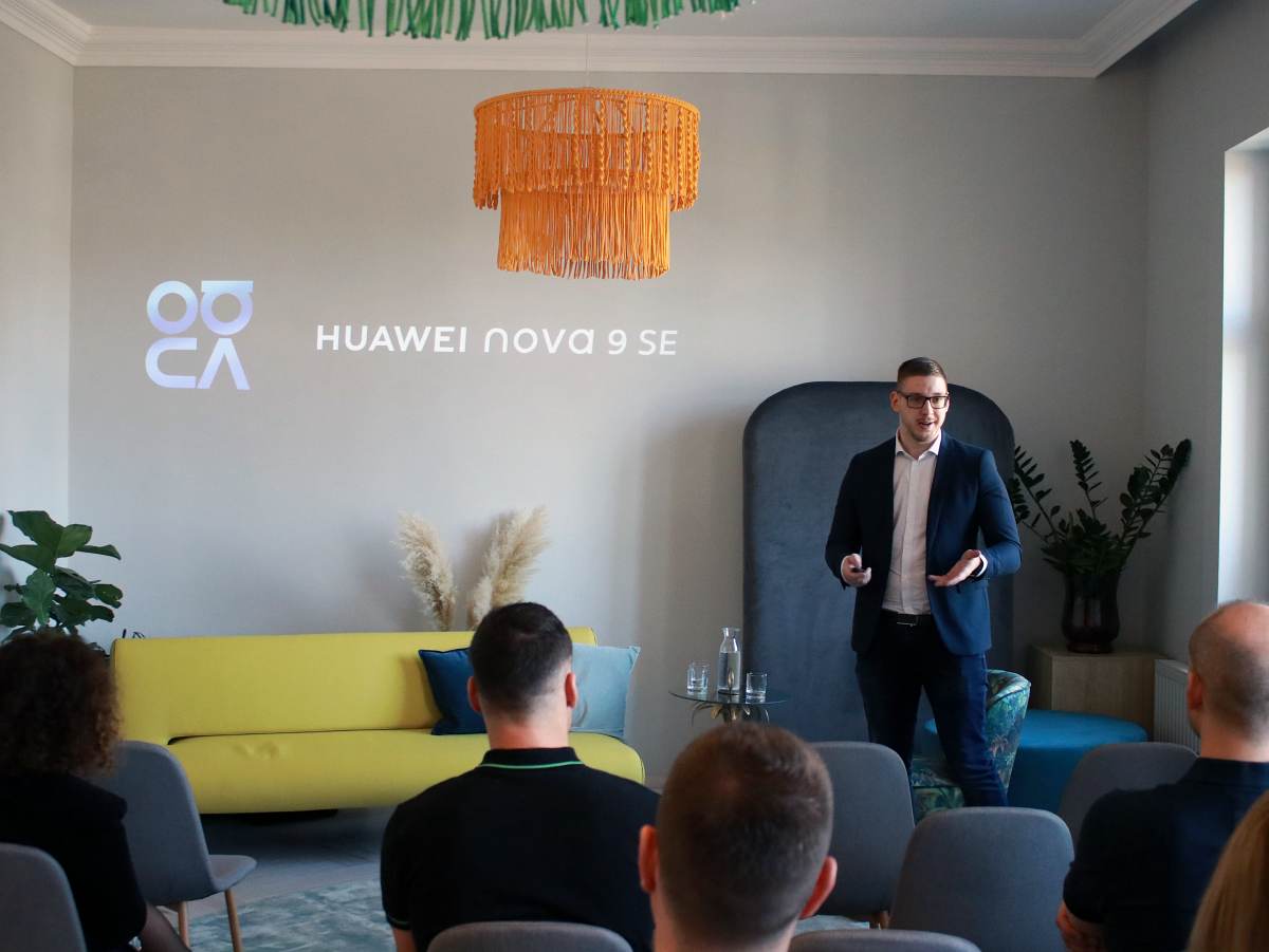 Nagy Róbert, a Huawei tréningmenedzsere a cég 2022. tavaszi sajtóeseményén mutatja be a Nova 9 SE-t
